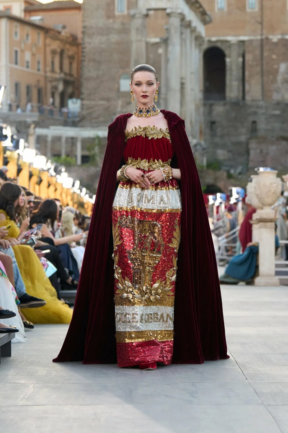 Dolce & Gabbana lleva las prendas eclesiásticas a la pasarela 7 Gv5HM1TWcAAd Mh 1