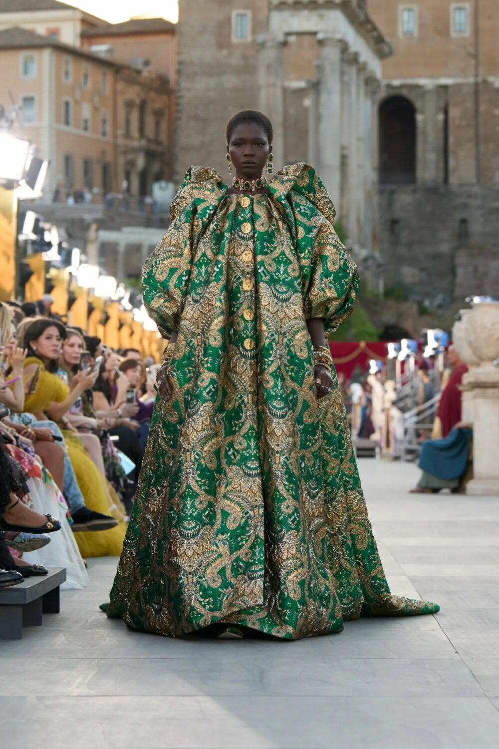 Dolce & Gabbana lleva las prendas eclesiásticas a la pasarela 9 Gv5HM78bEAAXyfI 1