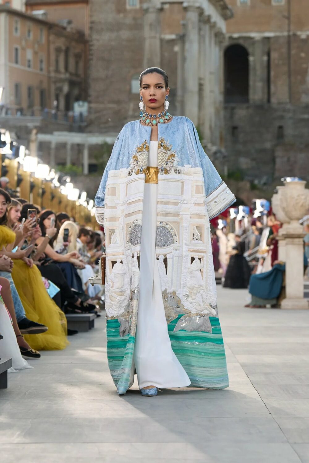 Dolce & Gabbana lleva las prendas eclesiásticas a la pasarela 8 Gv5HMzta4AA09el