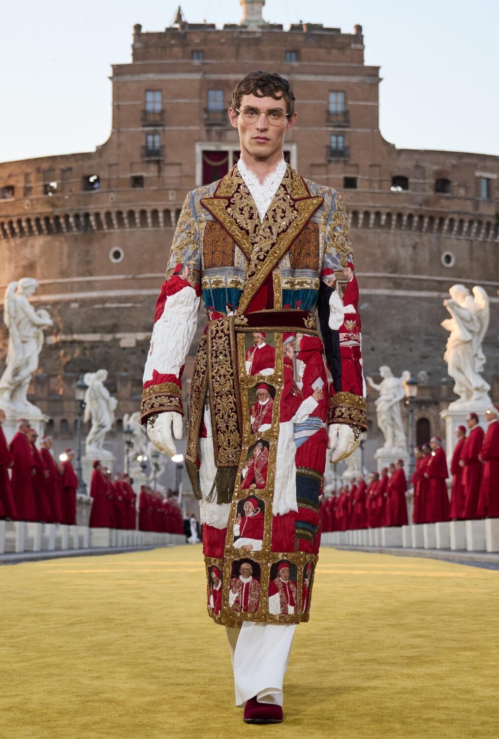 Dolce & Gabbana lleva las prendas eclesiásticas a la pasarela 3 Gv 5FZ0XsAEnbU4