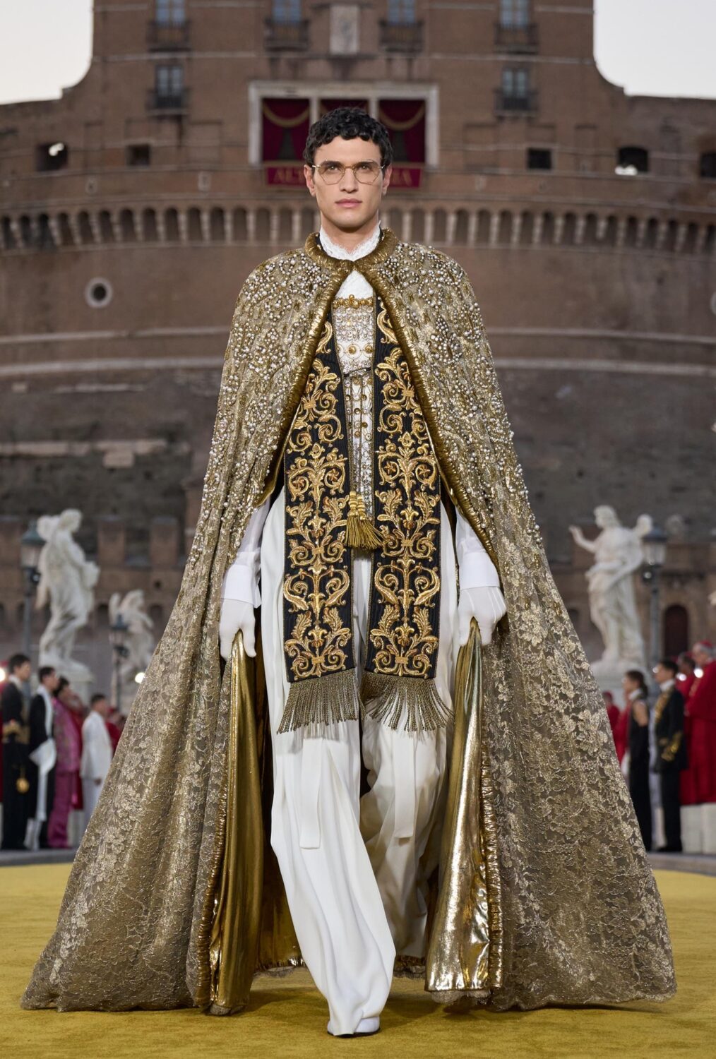 Dolce & Gabbana lleva las prendas eclesiásticas a la pasarela 5 Gv 6uPSXoAAjND5