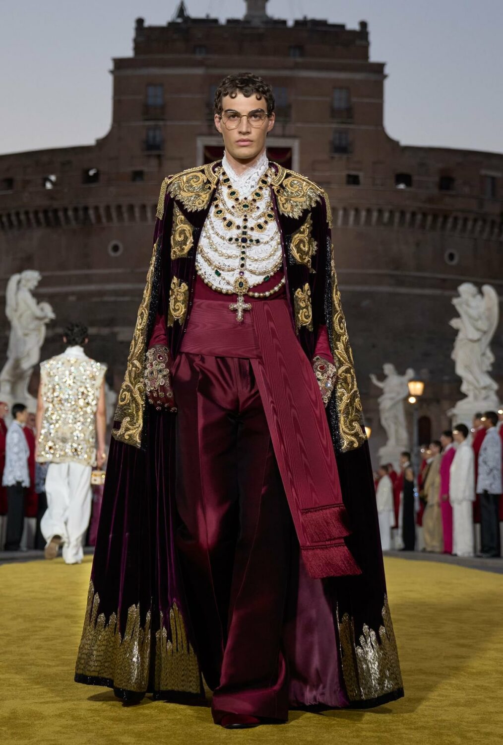 Dolce & Gabbana lleva las prendas eclesiásticas a la pasarela 15 GwAVawcWUAAoBI0