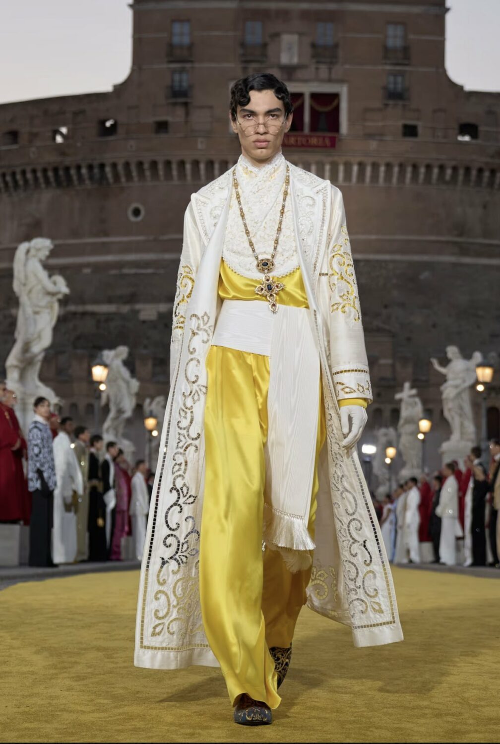 Dolce & Gabbana lleva las prendas eclesiásticas a la pasarela 14 GwBImdnWgAEAvmR