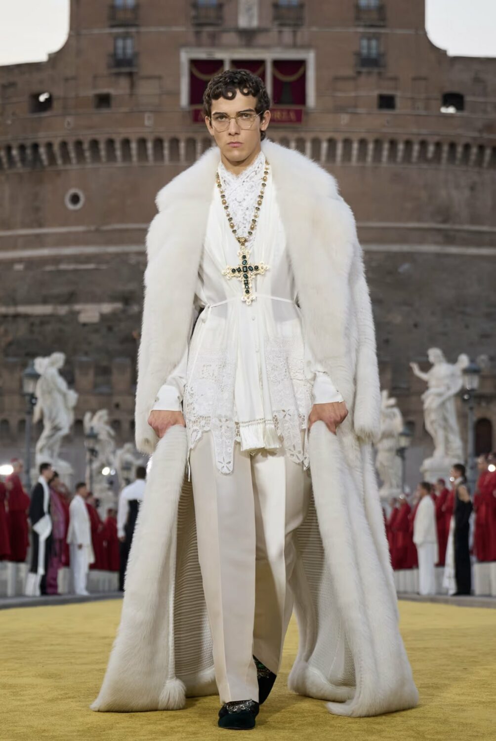 Dolce & Gabbana lleva las prendas eclesiásticas a la pasarela 4 GwBImdvXEAA2GtD