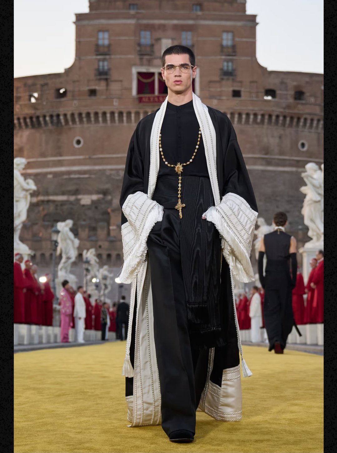 Dolce & Gabbana lleva las prendas eclesiásticas a la pasarela 13 GwD6bMYXAAAXhed