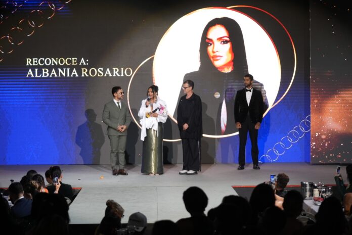 Albania Rosario recibe el Premio A la Moda dominicana de parte de Sócrates McKinney