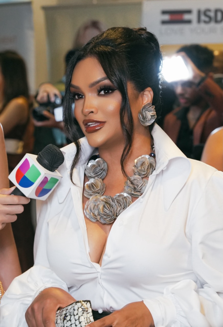 Albania Rosario recibe merecido reconocimiento por su liderazgo visionario en la industria de la moda, elevando la bandera Dominicana y la voz latina en el mundo 2 5 Albania Rosario durante entrevista