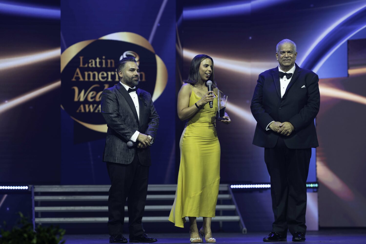 Braulia Batista Brea junto a Leonardo Artigas director general Premios Lawa y Pedro Vargas director Republica Dominicana Event Awards 1