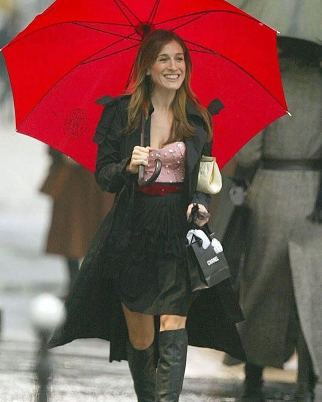 Carrie Bradshaw y los looks que jamás olvidaremos 14 TOP @betseyjohnson SPRING 2004SKIRT @balenciaga FALL 2003COAT @lanvin FALL 2003SHOES @lanvin