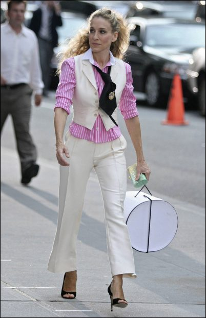 Carrie Bradshaw y los looks que jamás olvidaremos 11 Carrie Bradshaw usando el Suit and Tie de Ralph Laurent