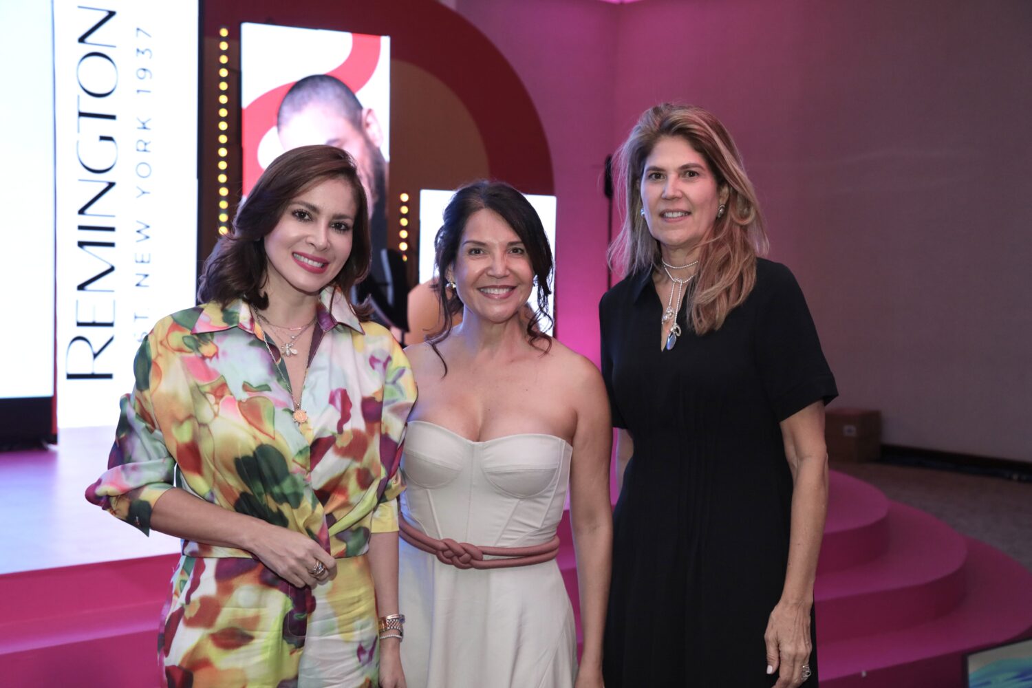 0008 Virginia de Atallah Aura Caraballo y Chabela Leon