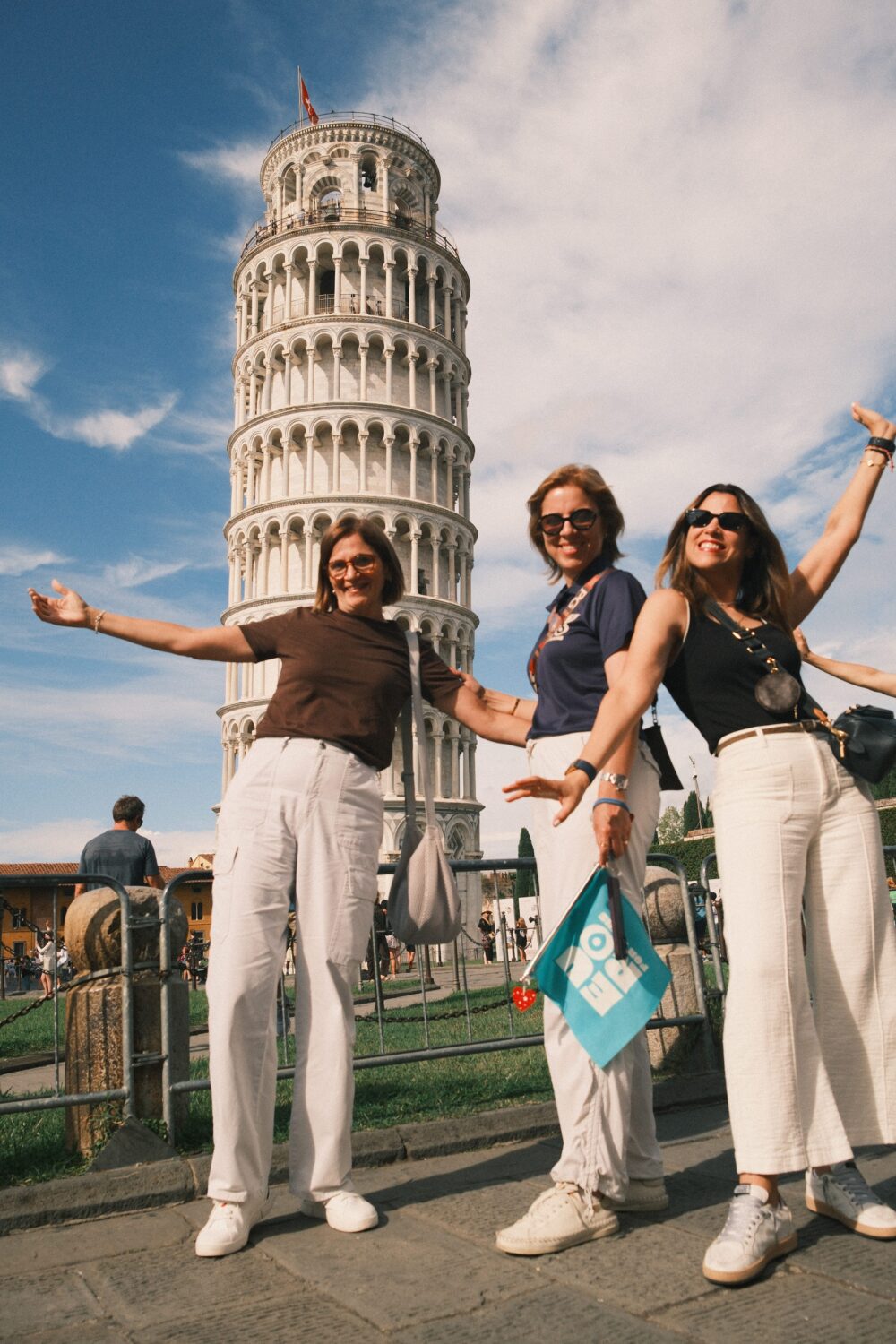 Ana Maria Vicente junto a monitoras frente a la Torre de Pisa en uno de los viajes de Europe for Teens 2025