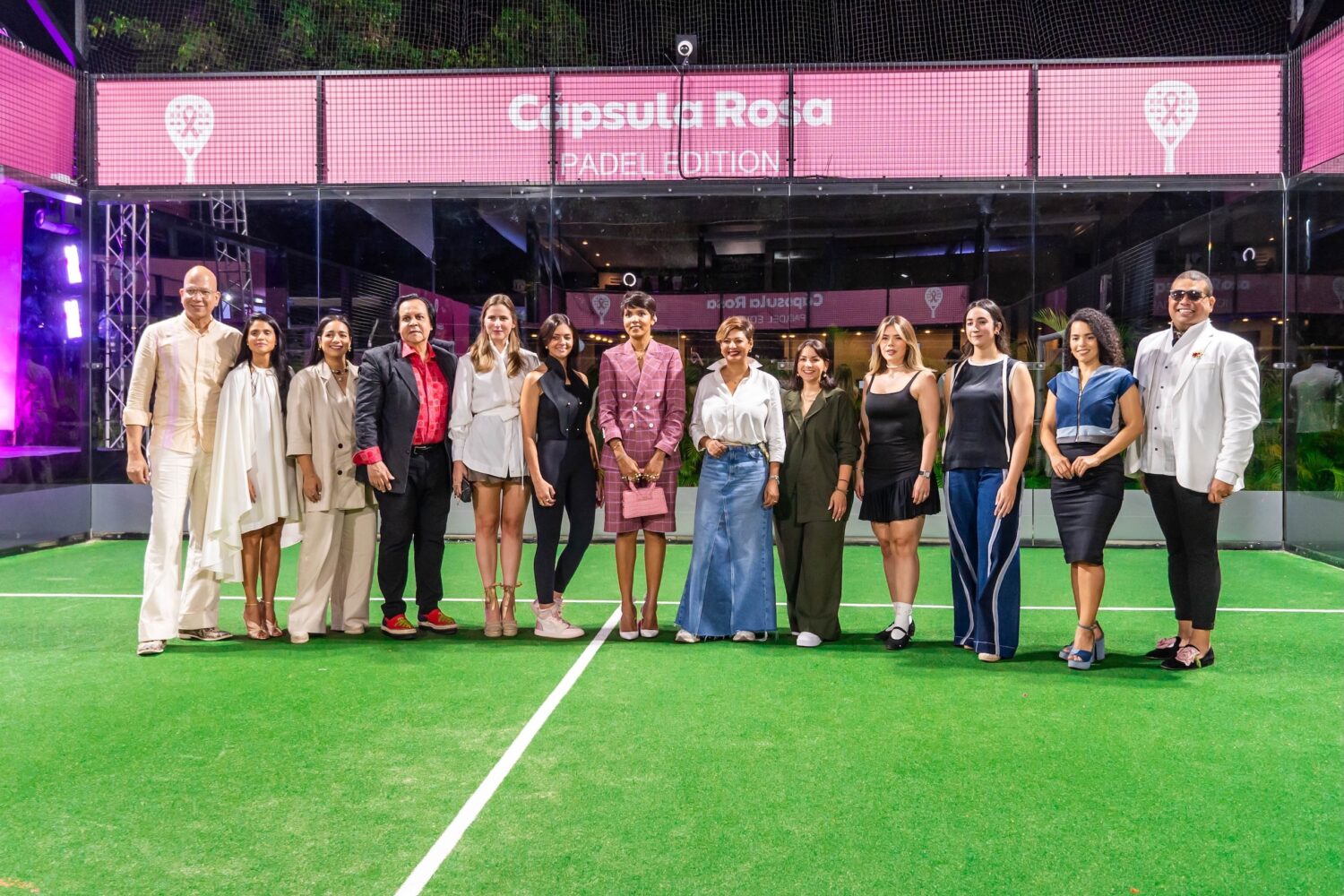 Cápsula Rosa Pádel Edition 2025 3 Foto Secundaria 3013 Ichanell Rodriguez presidenta de la Fundacion Oncoserv y Paola Rojas presidenta de ProSport Events junto a los disenadores que formaron parte de Capsula Rosa Padel Edition