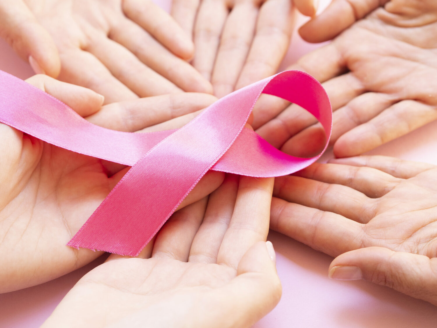 Cáncer de mama: prevención y hábitos para combatirlo 5 Lazo sobre manos scaled 1