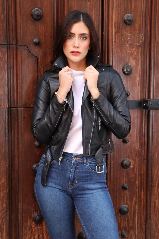 Chaqueta de cuero, jeans y camiseta blanca, prendas atemporales 1 Jeans