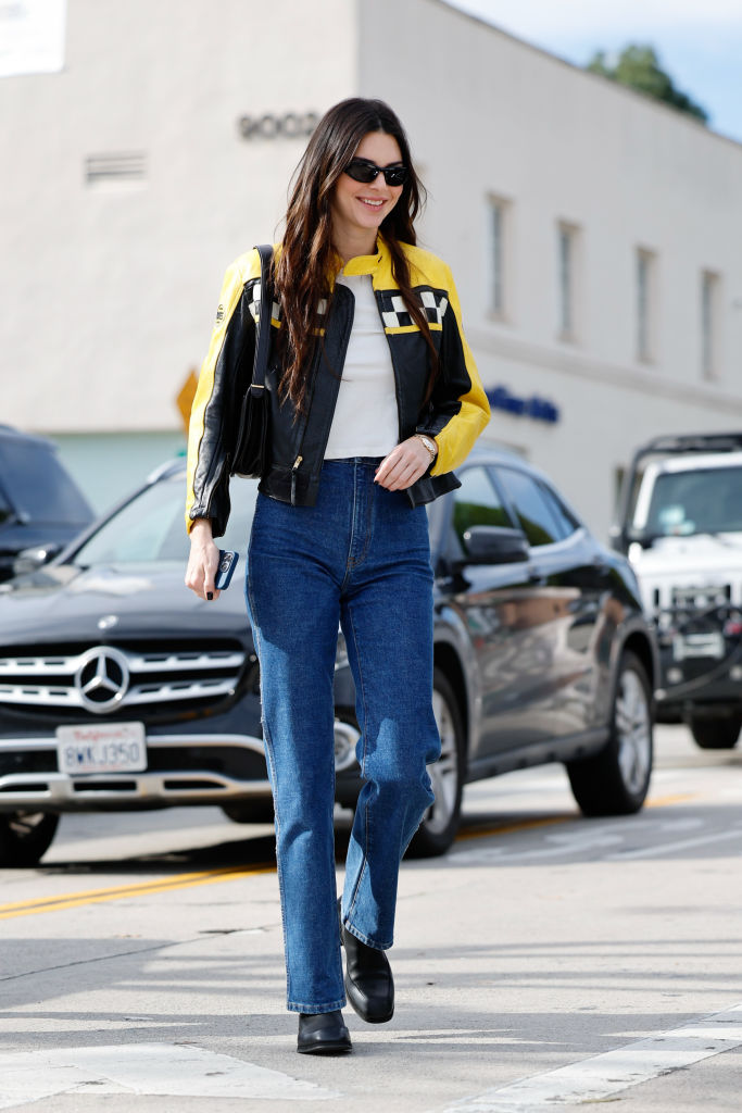 Chaqueta de cuero, jeans y camiseta blanca, prendas atemporales 10 kendall jenner jeans trend 304800 1673295319336 main