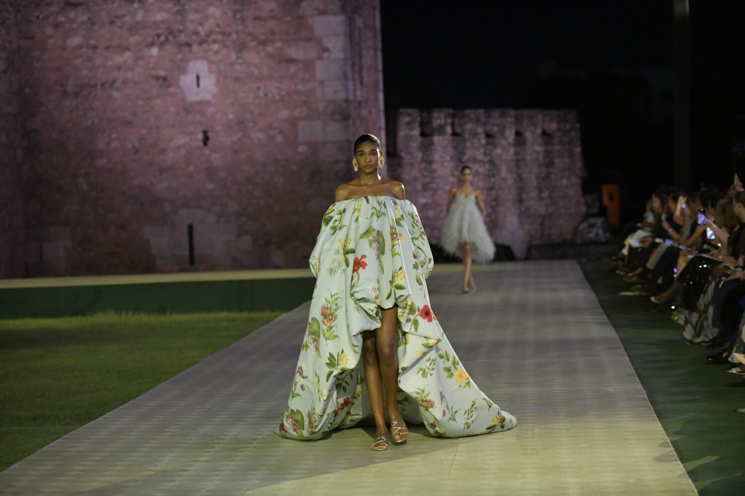 La dominicanidad y autenticidad en cada prenda; Oscar de la Renta Pre-Otoño un espectáculo visual 22 JCP0046