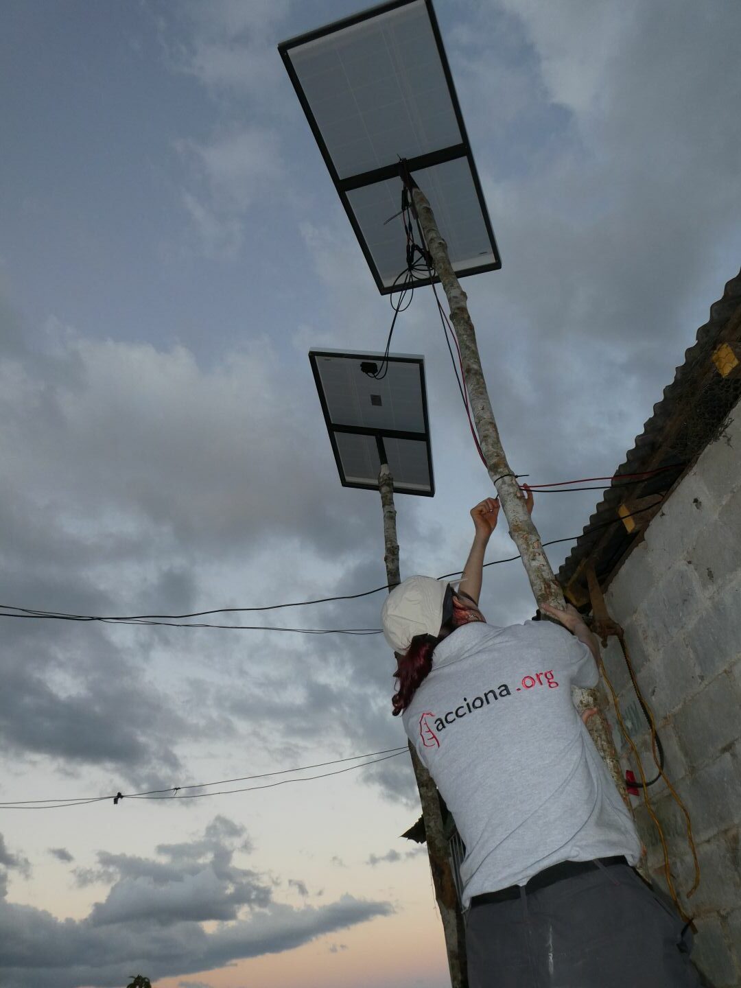 Energía, agua y dignidad: el impulso comunitario que está transformando vidas en las localidades aisladas 3 Llevar el tendido electrico tradicional a estos hogares es muy costoso y complejo porque estan a kilometros de distancia de la red rotated