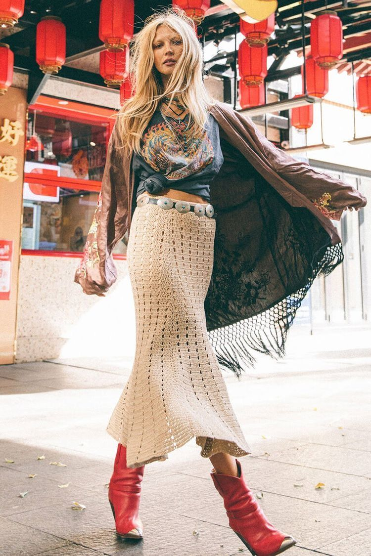 Faldas boho largas con botas: el regreso del espíritu libre que marcará el 2026 2 image 7