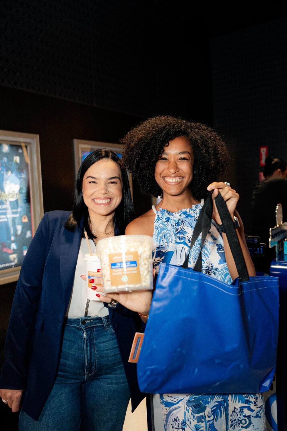 Altice celebra su primera función de cine sostenible junto a clientes 2 Cinthia De Oleo y Saiurys Bonnet durante la experiencia de cine sostenible de Altice.jpg