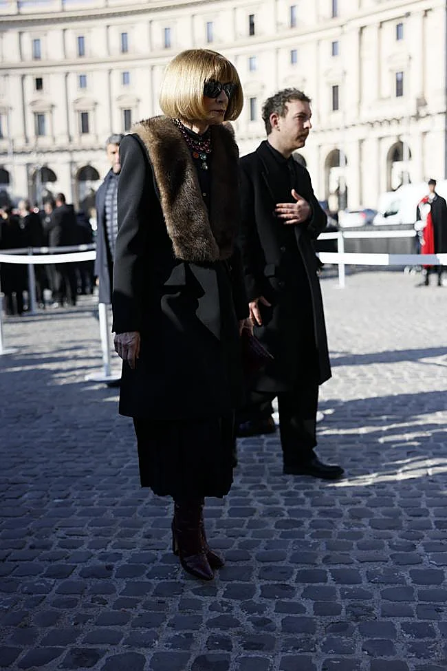 La moda, el cine y sus musas lloran al "grandioso Valentino" en su último adiós en Roma 1 Anna Wintour en el funeral de Vlentino