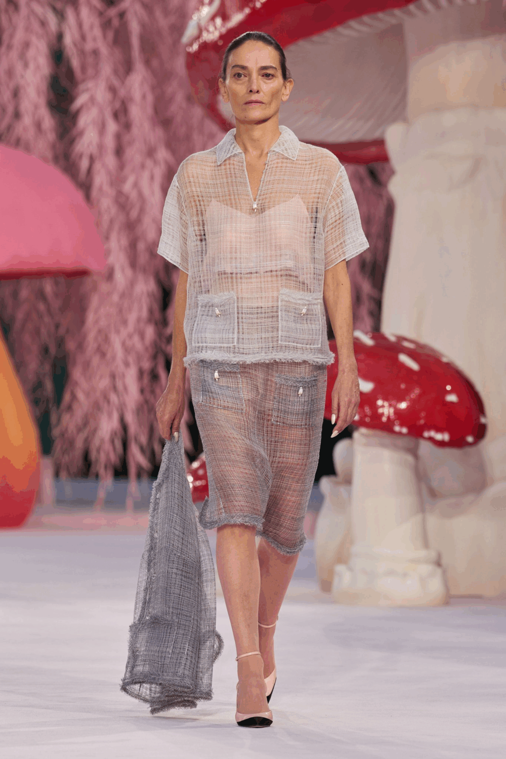 Blazy fusiona el universo natural en la alta costura de Chanel 2 Pieza de falda y camiseta el típico traje Chanel con modernizaciones