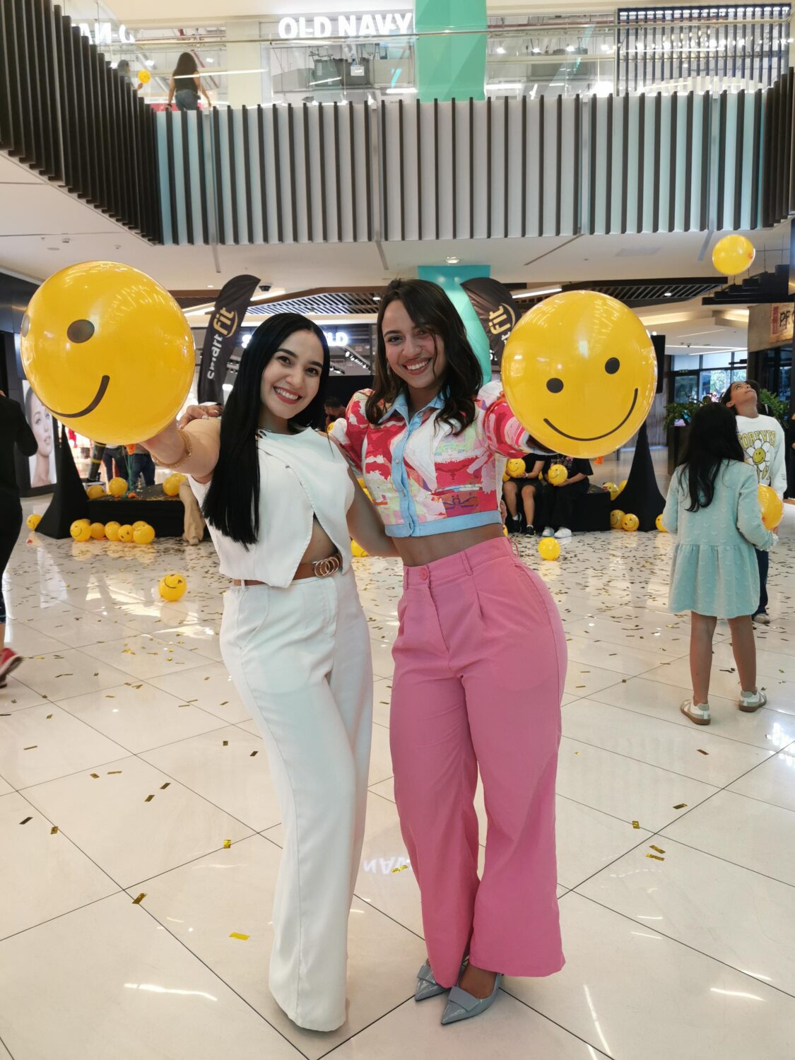 DOWNTOWN CENTER DA LA BIENVENIDA AL AÑO DE LA FELICIDAD 1 Perla Luna y Franchesca Rosario