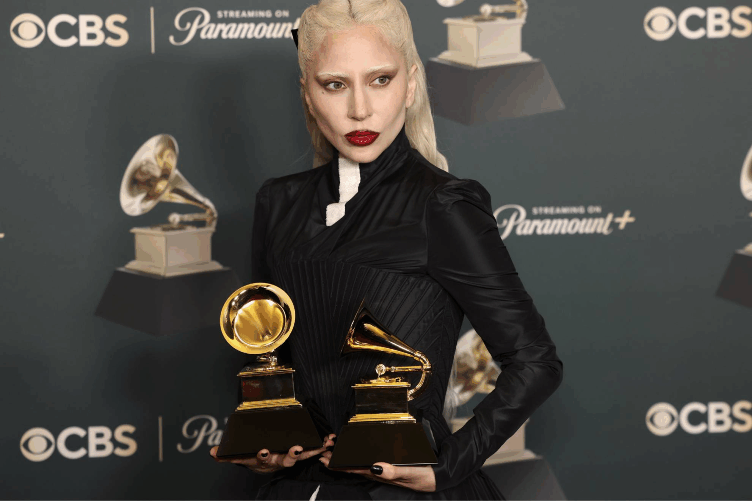 Bad Bunny hace historia en los Grammy en una gala con críticas al ICE 2 image 1