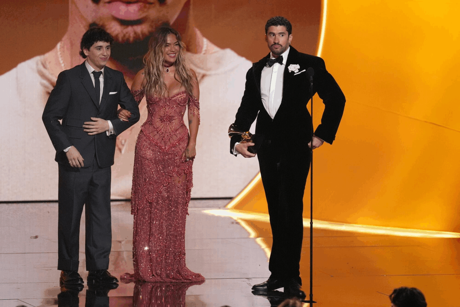 Bad Bunny hace historia en los Grammy en una gala con críticas al ICE 1 Bad Bunny en los Grammy