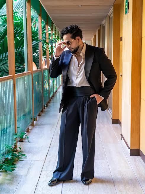 Lemar le dice “sí” a la moda: así lució el salsero venezolano en el RD Bridal Week 2026 2 1 2 1
