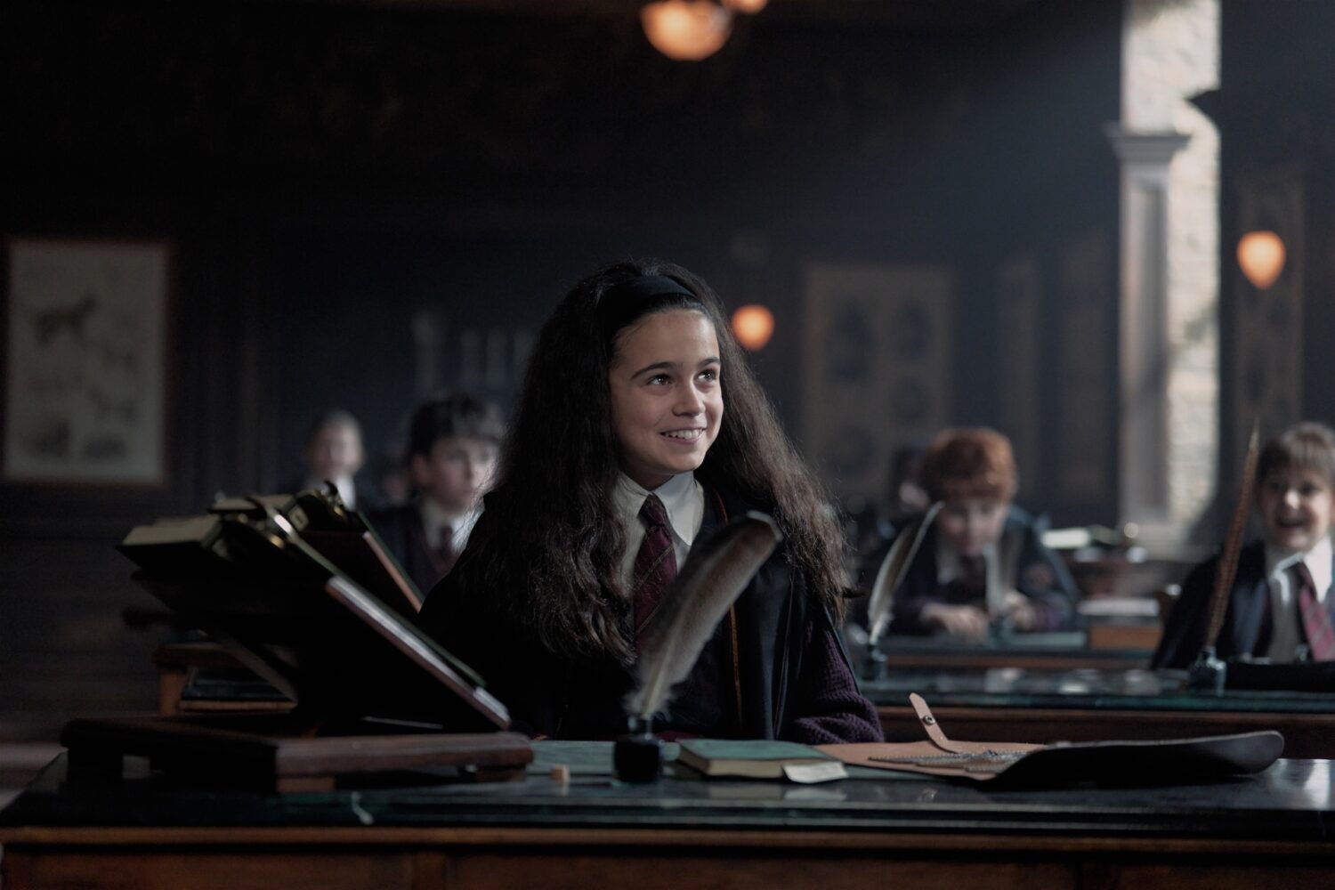 HBO ya lanzó el primer trailer de la serie de Harry Potter 3 MV5BYTM0Zjg3MTUtNjk2MS00ZGMyLWI3MGMtNWU5OWI3MTdjNzA3XkEyXkFqcGc@. V1