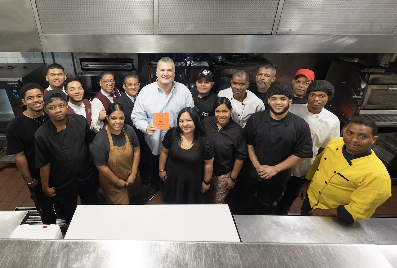 2. Aldo Bonarelli junto al equipo del Restaurante Santino