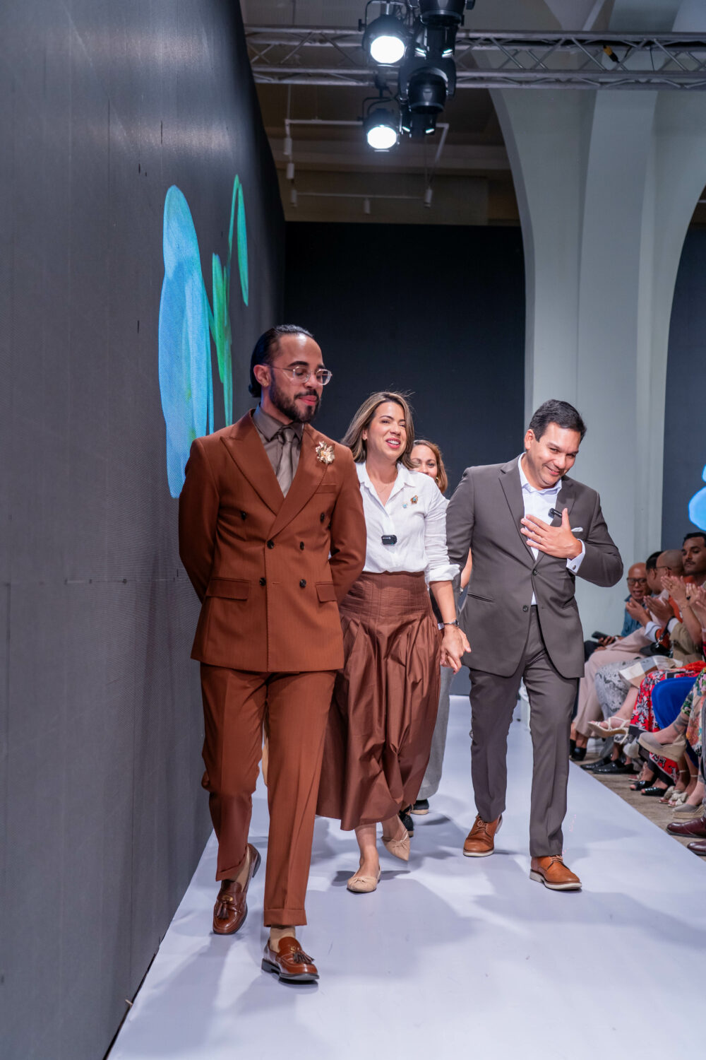 LE JARDIN de LANÓVEA se presenta en RD Bridal Week 2026 4 Lil Cespedes y Carlos Gonzalez junto a su equipo al final del desfile