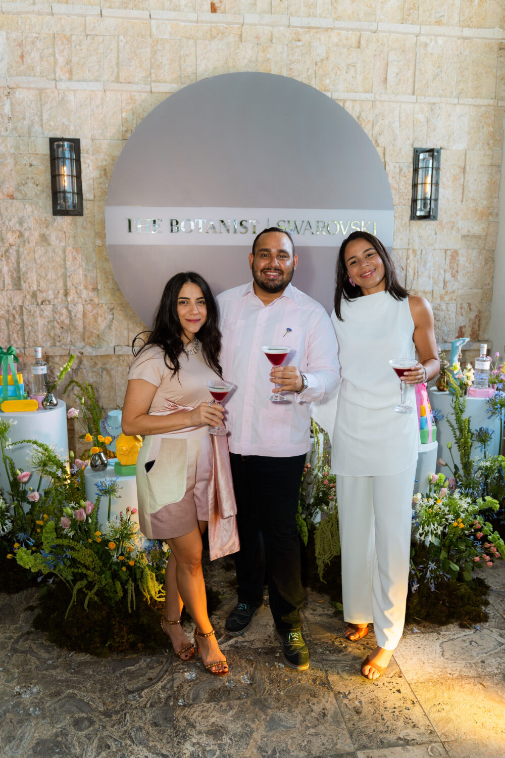 Swarovski y The Botanist Gin rinden homenaje a las madres con una experiencia de diseño y lujo contemporáneo 13 Ghislaine Pfiffner Harlem Raigoso y Paola Paulino