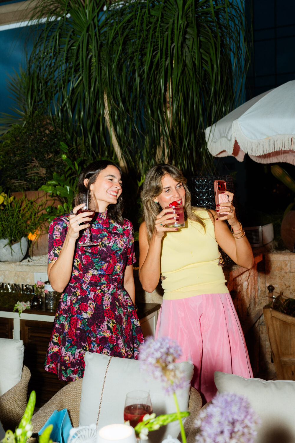 Swarovski y The Botanist Gin rinden homenaje a las madres con una experiencia de diseño y lujo contemporáneo 12 Ivanna Bolonotto y Patricia Terc