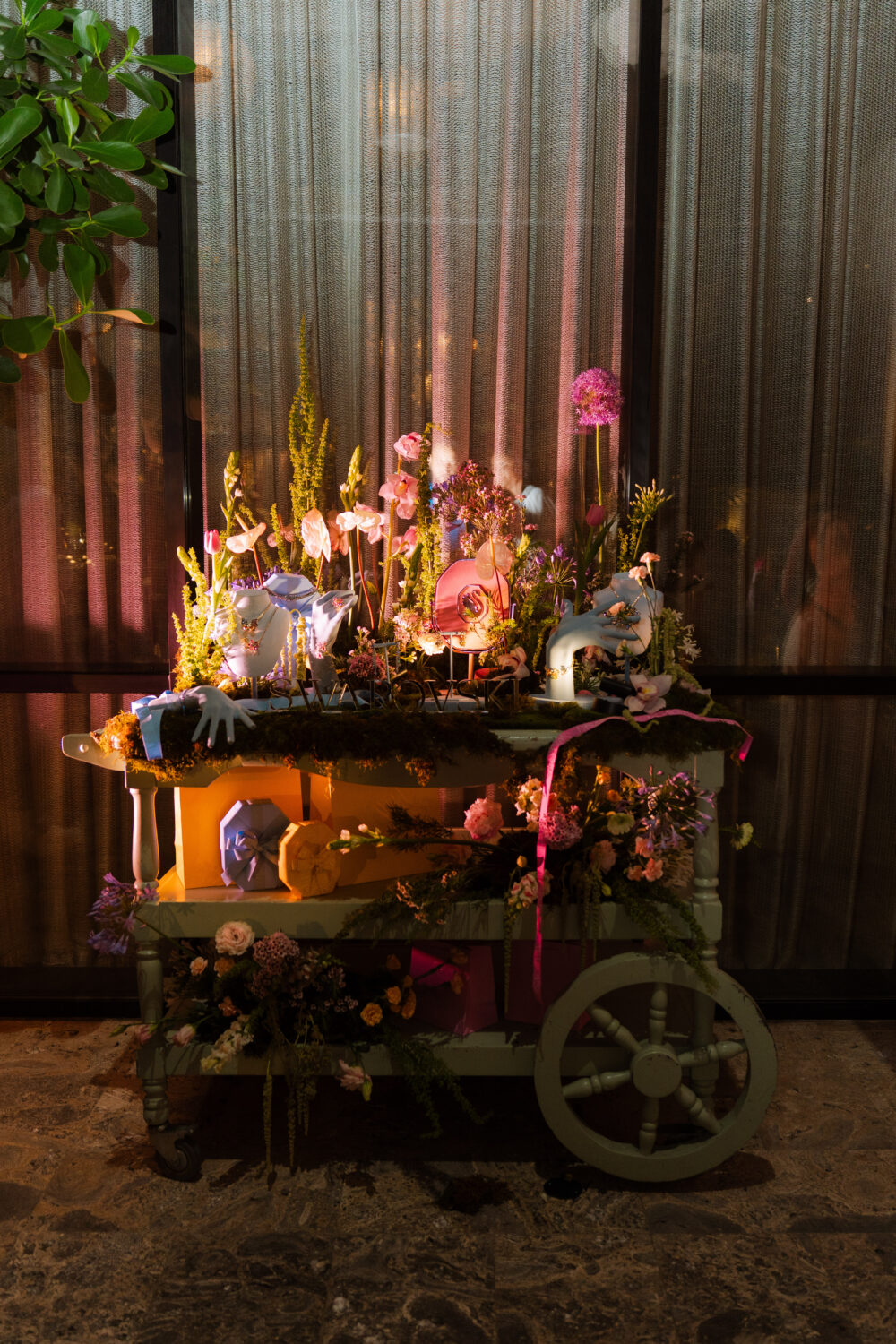 Swarovski y The Botanist Gin rinden homenaje a las madres con una experiencia de diseño y lujo contemporáneo 5 Swarovski 01