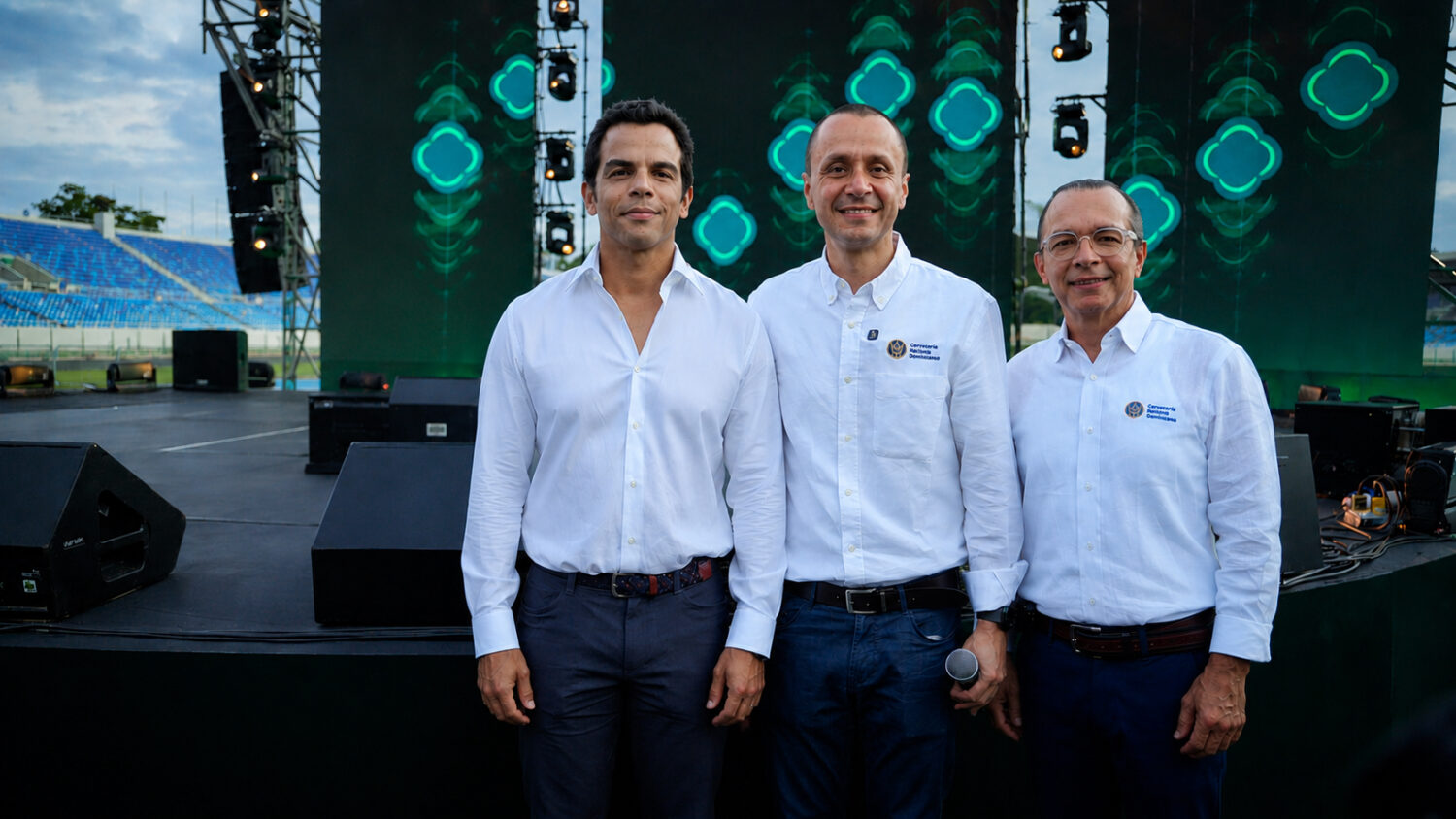 De izq. a der. Saymon Diaz Presidente de SD Concerts Fabian Suarez presidente de Cerveceria Nacional Dominicana y Luis Alvarez Vicepresidente Ejecutivo de la casa cervecera