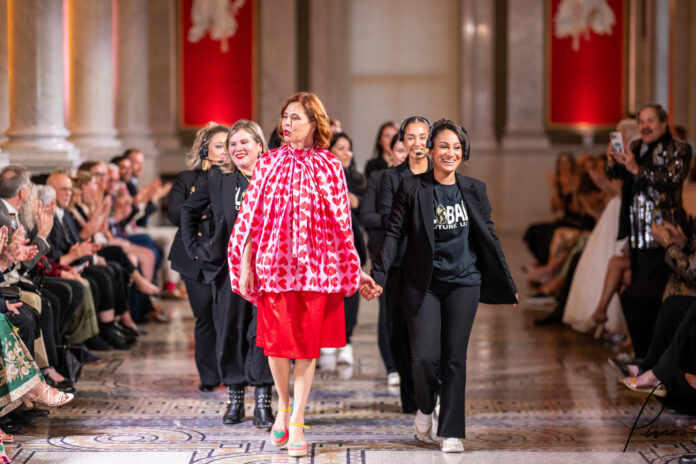 La diseñadora Agatha Ruíz de la Prada, junto a la presidenta de Global Couture US Raiza González