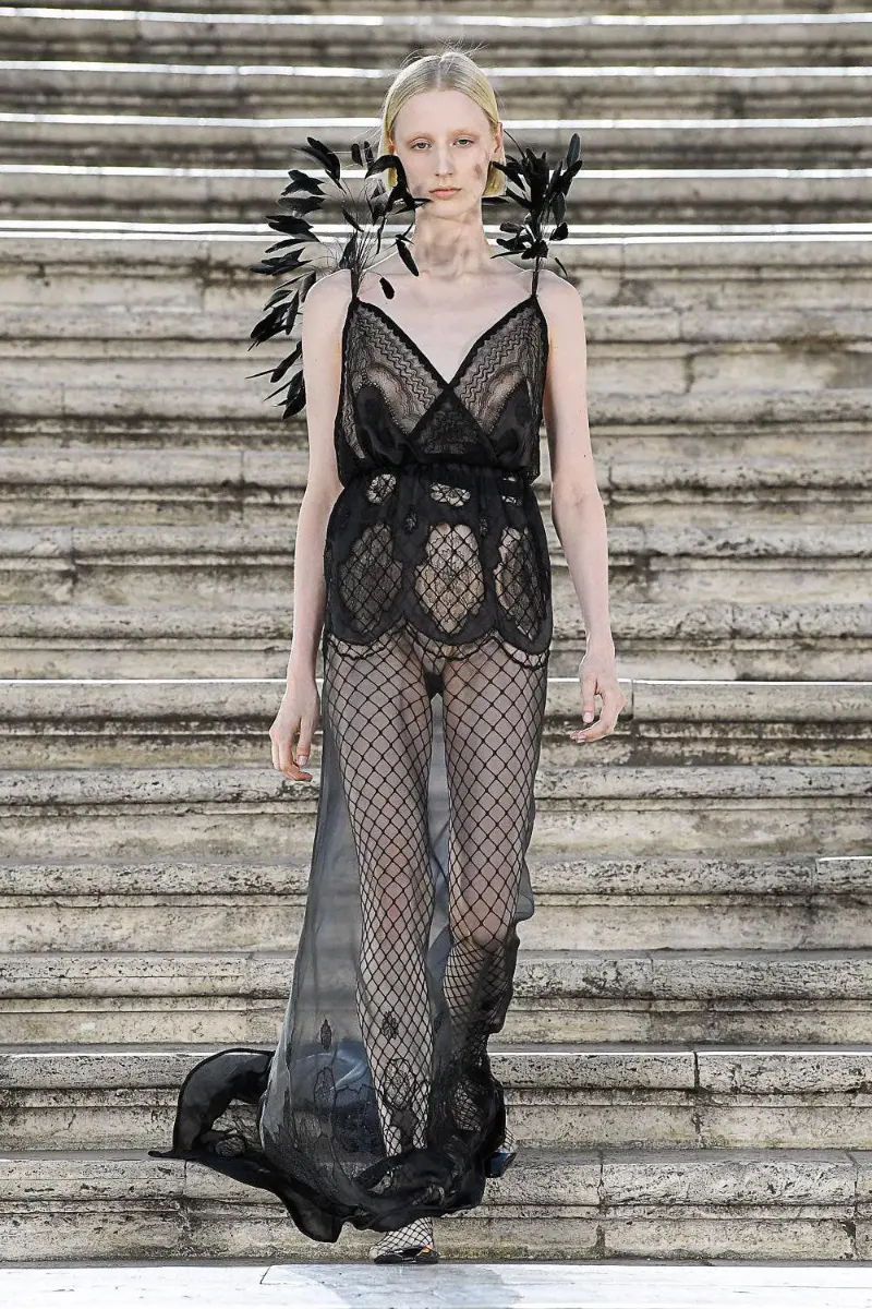 El encaje es el protagonista de este verano; para lograr un look romántico 3 image 3