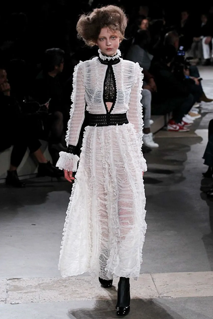 El encaje es el protagonista de este verano; para lograr un look romántico 5 image 4